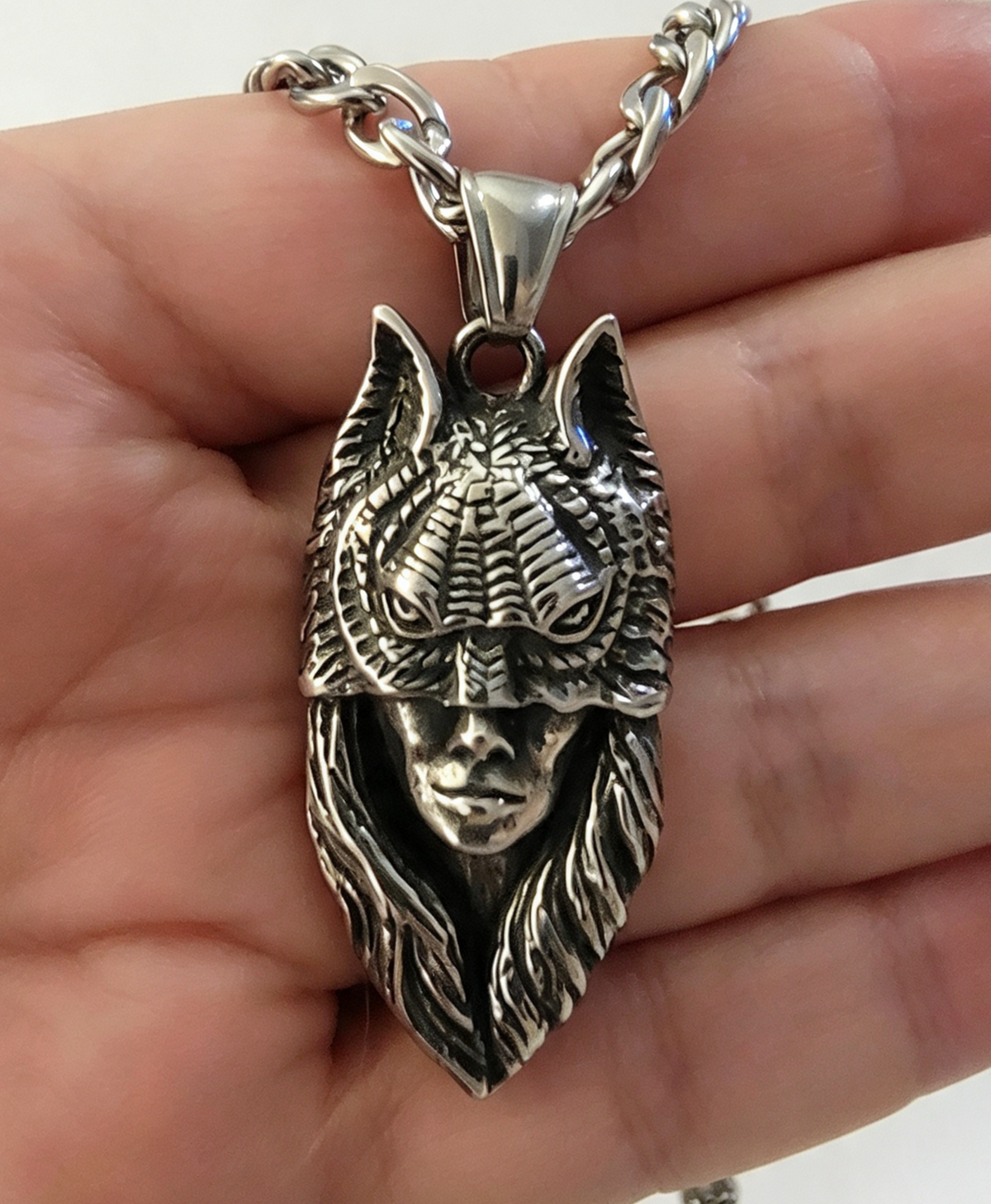 STAINLESS STEEL PENDANT FREE STAINLESS STEEL CHAIN.