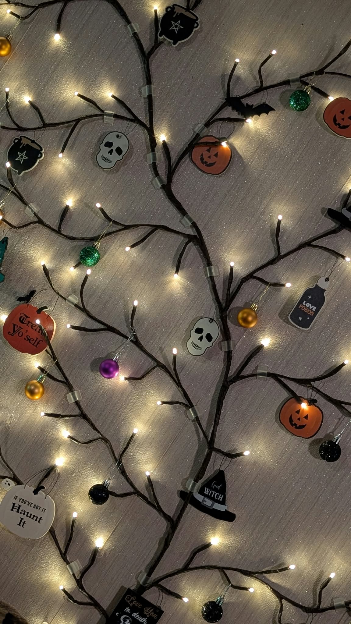 SET OF 8 TREE DECORATIONS
