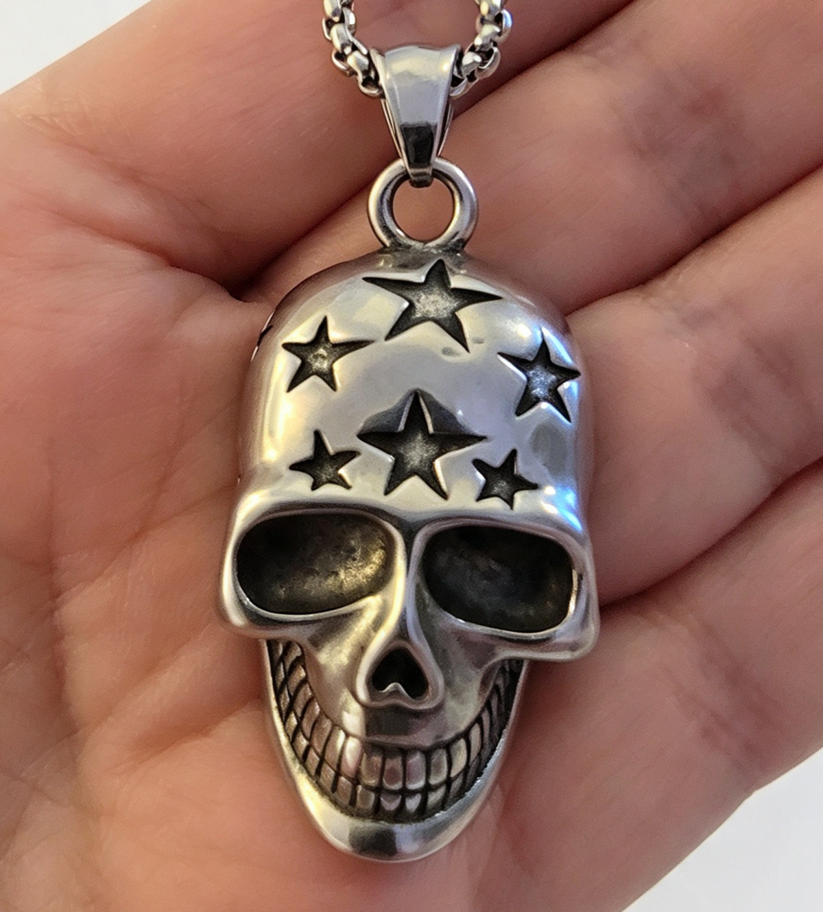 STAINLESS STEEL SKULL PENDANT WITH CHAIN.WAS £19.99 NOW £5.99 sale item