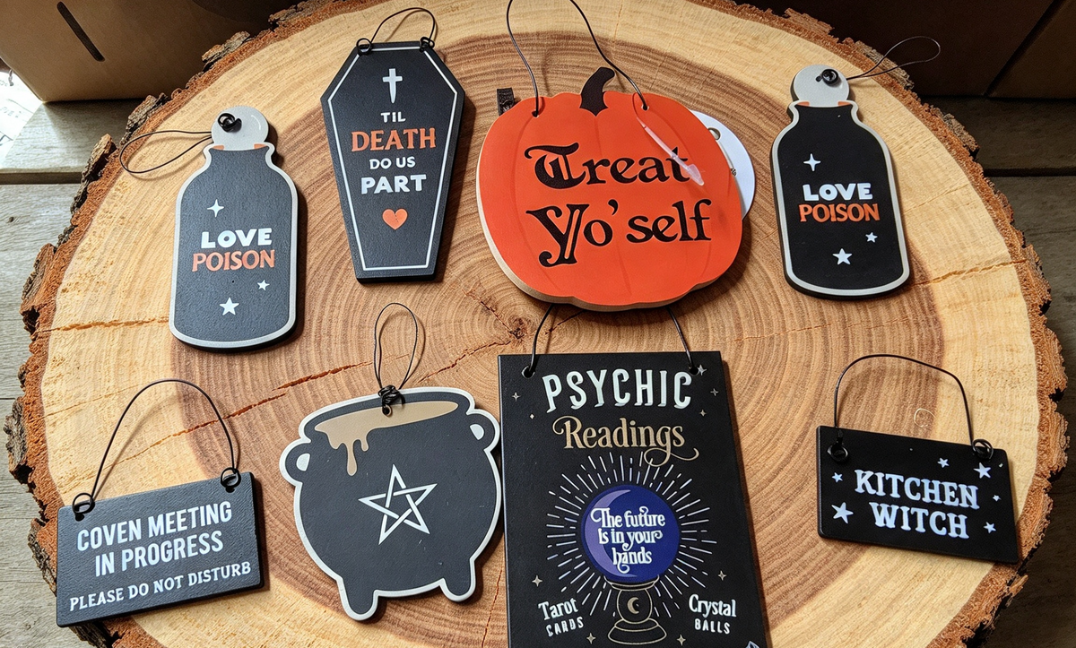 SET OF 8 TREE DECORATIONS