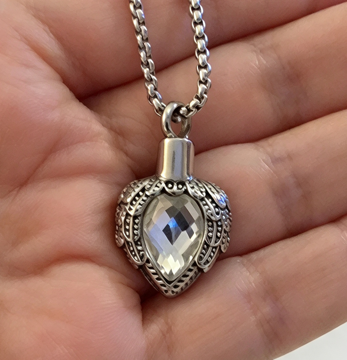 FILLABLE STAINLESS STEEL HEART PENDANT FREE STAINLESS STEEL CHAIN.