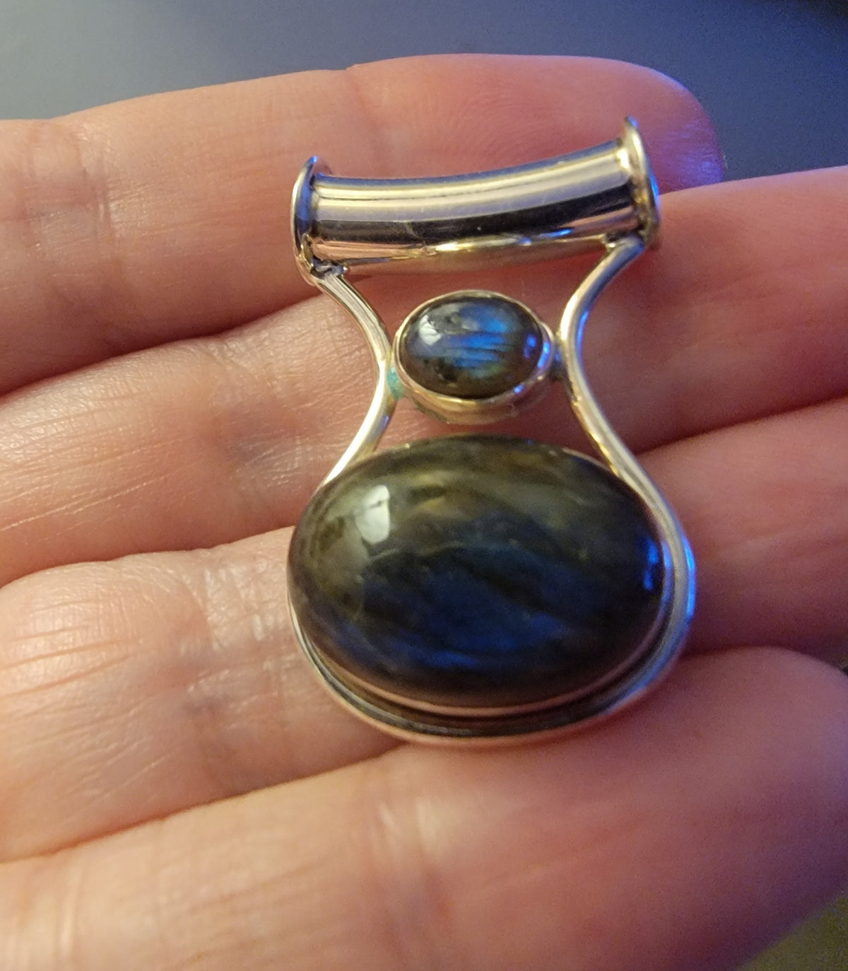 925 Sterling Silver Pendant  .. Labradorite Set In Sterling Silver 3.2cm by 2cm.