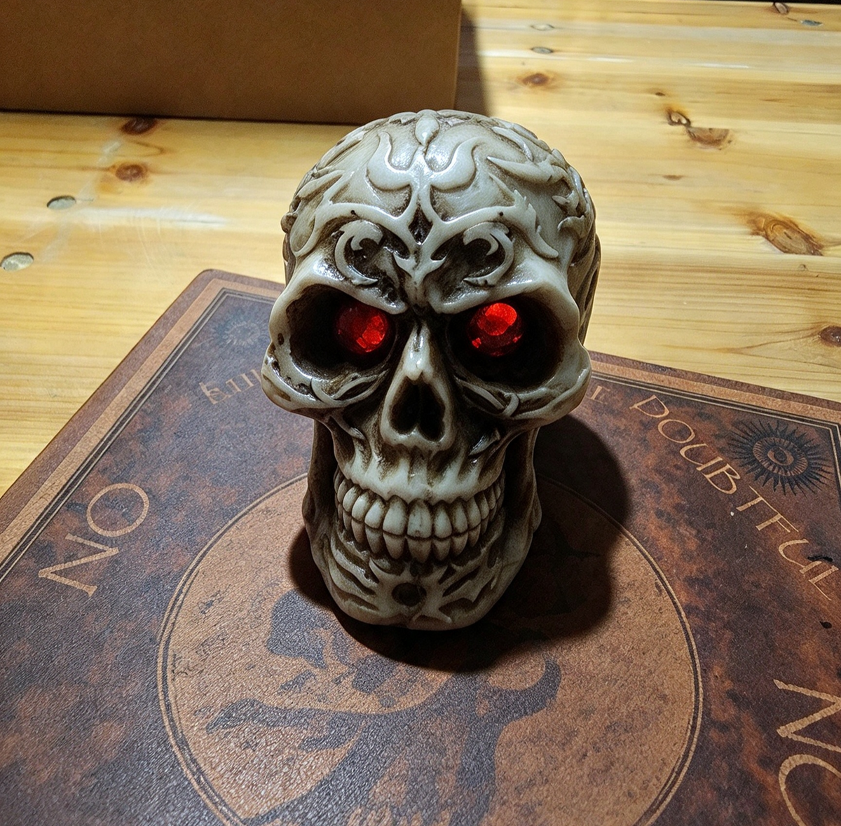 Small skull ornament celtic
