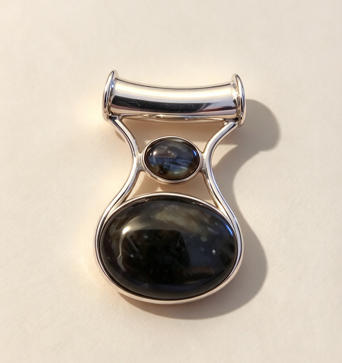 925 Sterling Silver Pendant  .. Labradorite Set In Sterling Silver 3.2cm by 2cm.