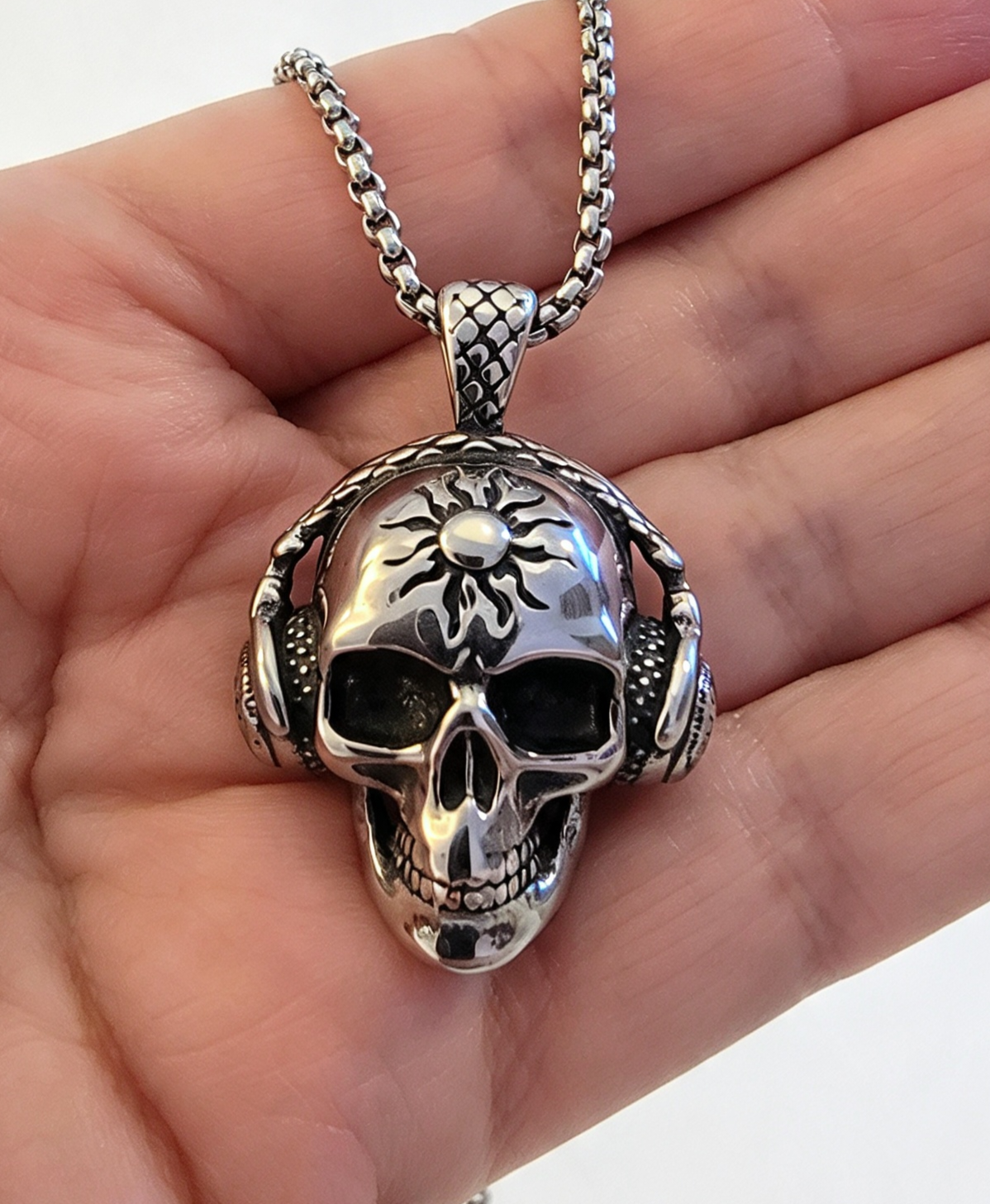 STAINLESS STEEL SKULL PENDANT WITH CHAIN WAS £19.99 NOW £5.99 sale item