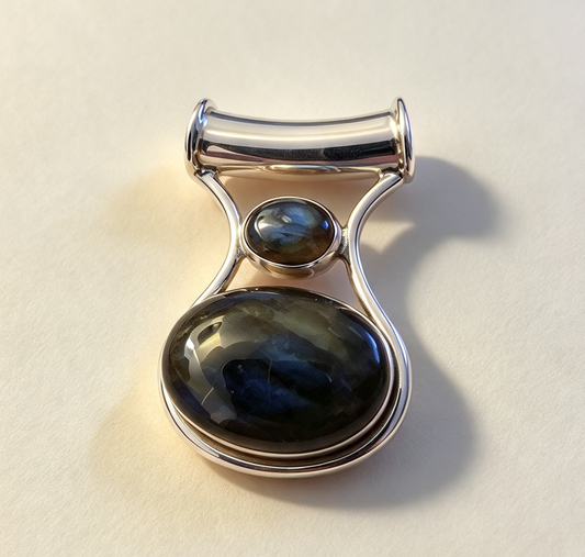 925 Sterling Silver Pendant  .. Labradorite Set In Sterling Silver 3.2cm by 2cm.